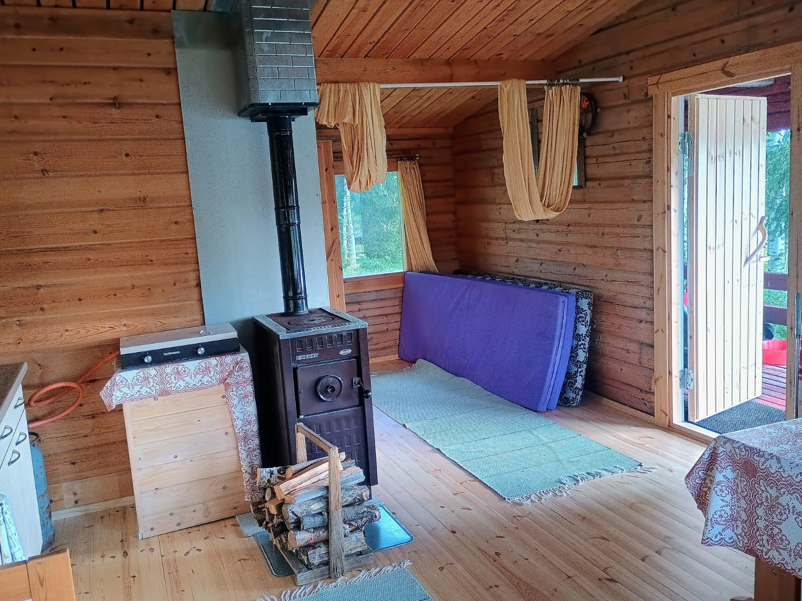Tuvan kamiina, kaasuliesi ja patjat