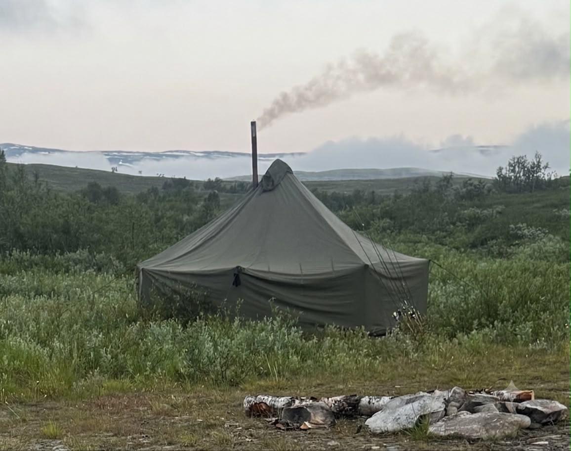 Puolijoukkueteltta pystytettynä tunturimaisemaan