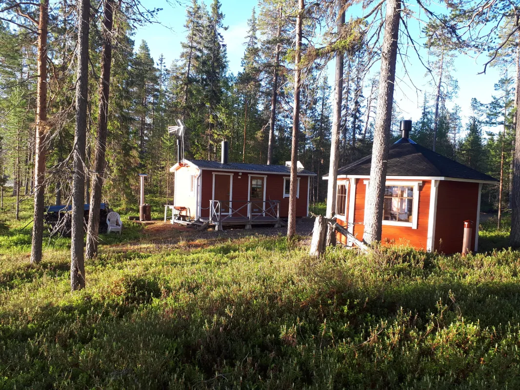 Erämökki ja grillikota metsässä