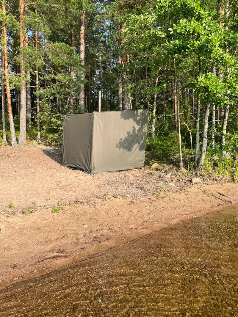 Telttasauna Sawu metsässä hiekkarannalla