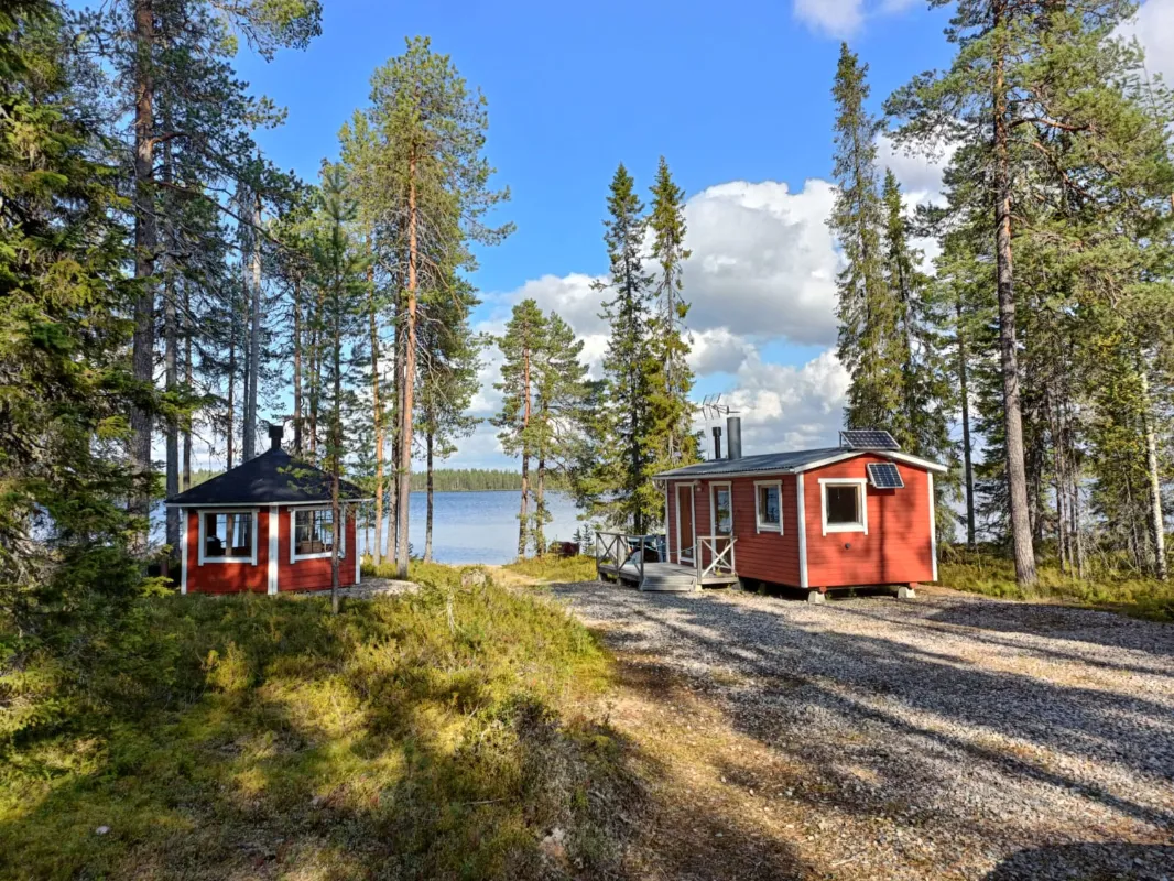 Grillikodan sisätila puukamiinalla