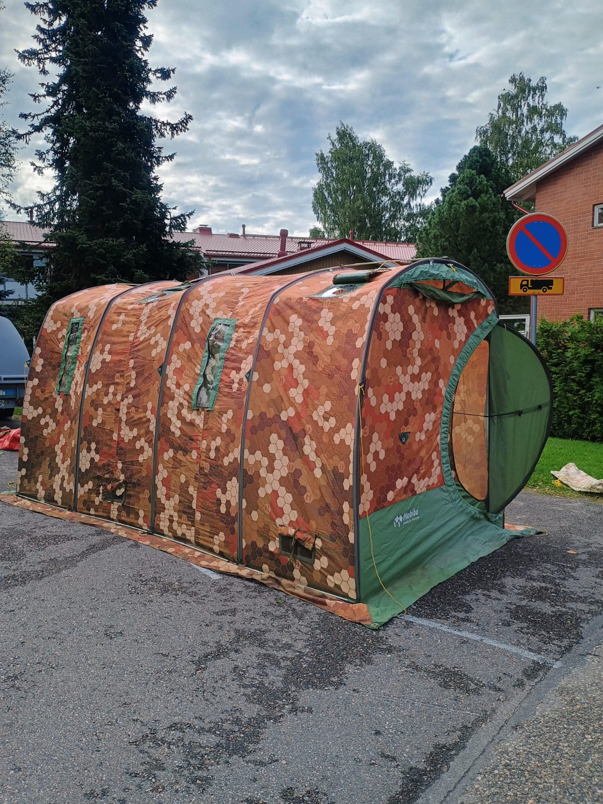 Mobiba-tuplasauna pystytettynä Hollolassa