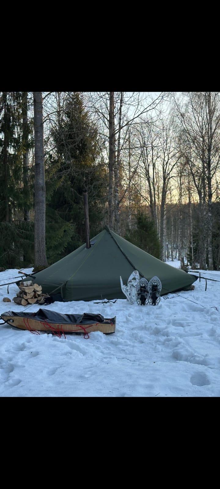 Savotta Hawu 8 kamiinalla lumisessa metsässä