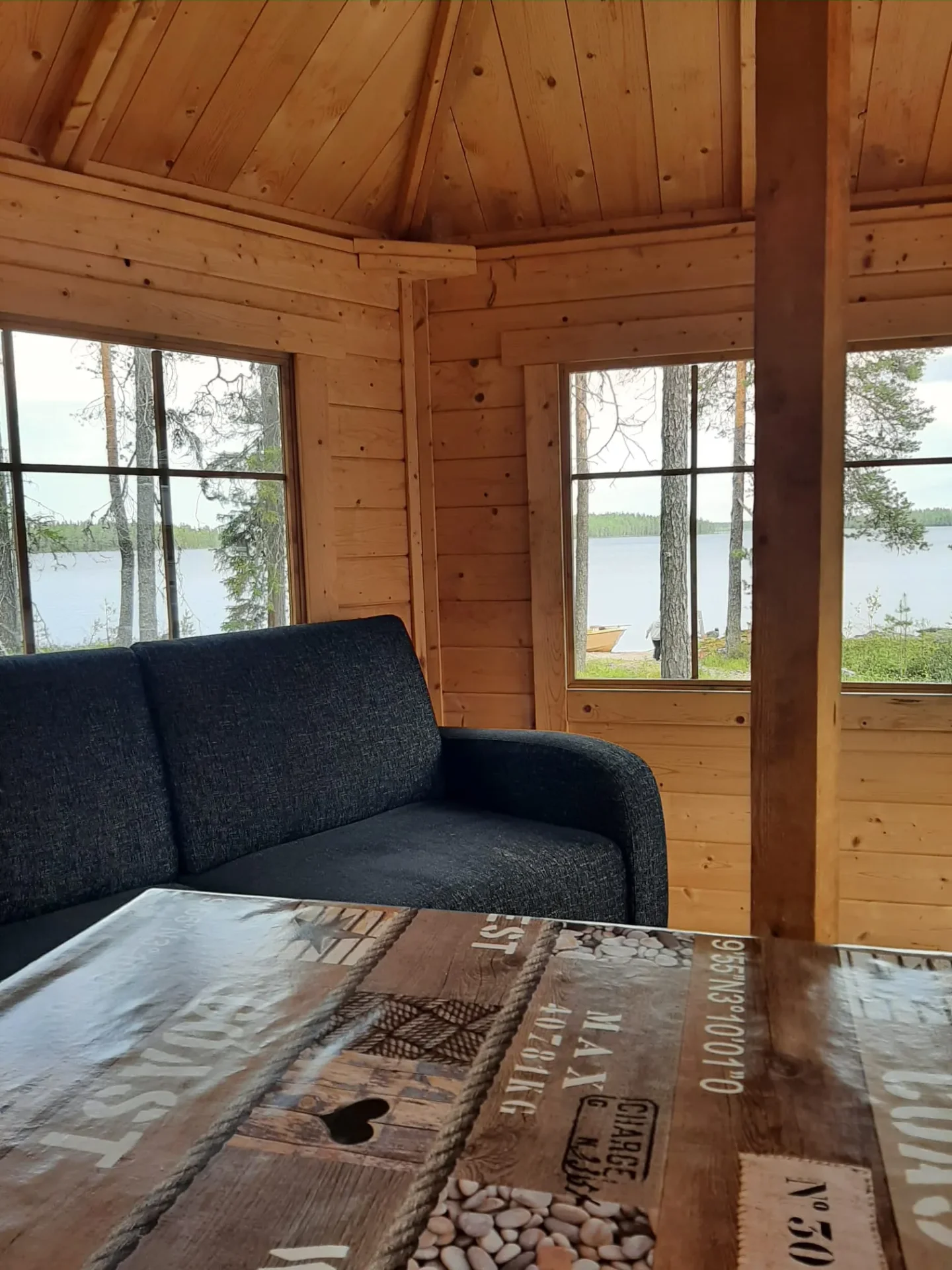 Grillikodan sisältä järvinäkymä