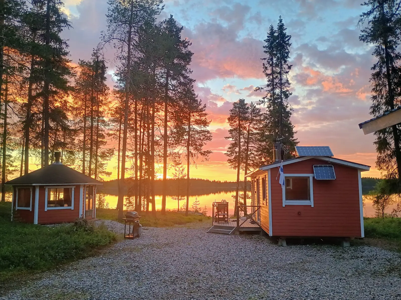 Erämökki Posio järven rannalla
