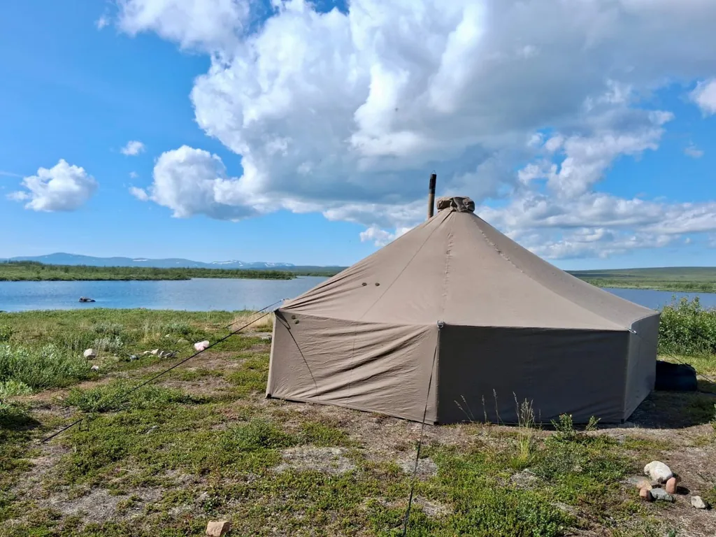 Savotta SA20 puolijoukkueteltta kamiinapiipulla tunturijärven rannalla