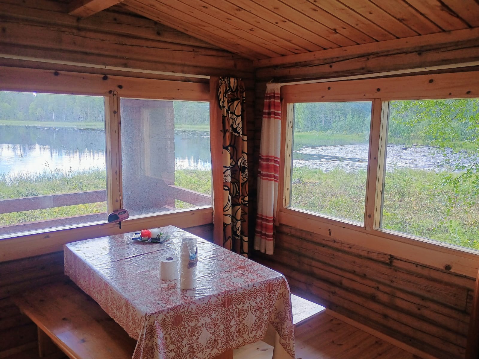 Tuvan ruokailunurkkaus koskinäkymällä