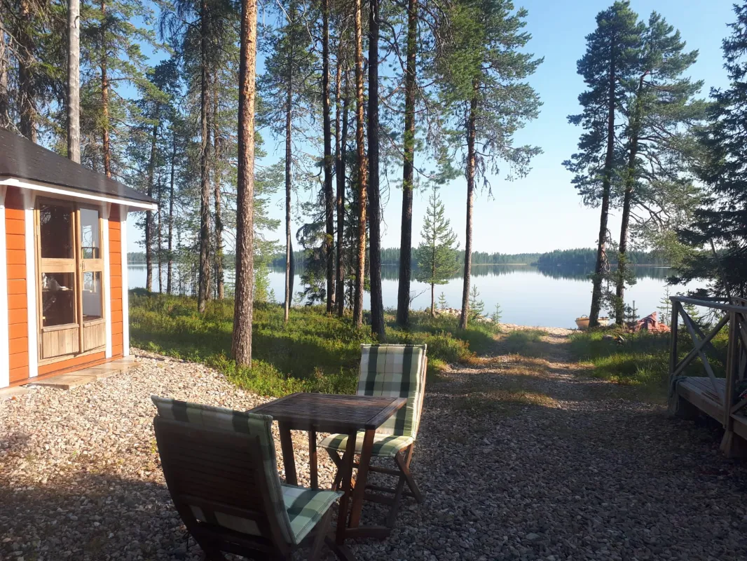 Mökin terassi järvinäkymällä