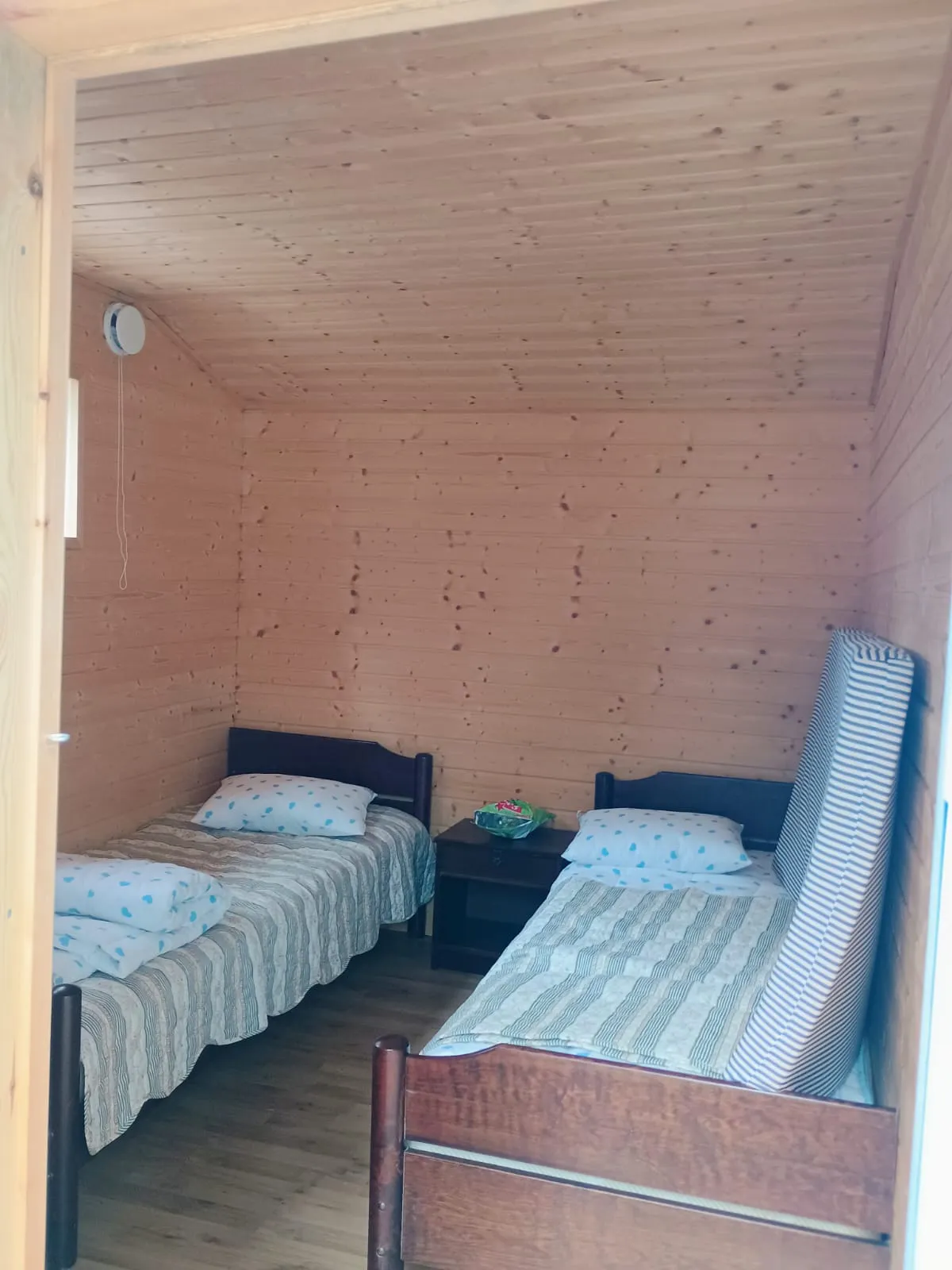 Aitan makuuhuone kahdella sängyllä
