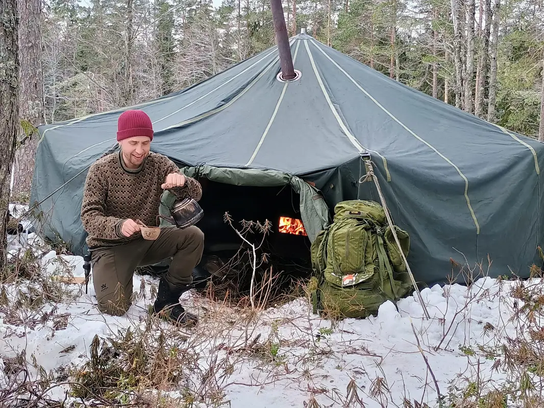 Aamukahvit puolijoukkueteltan edessä
