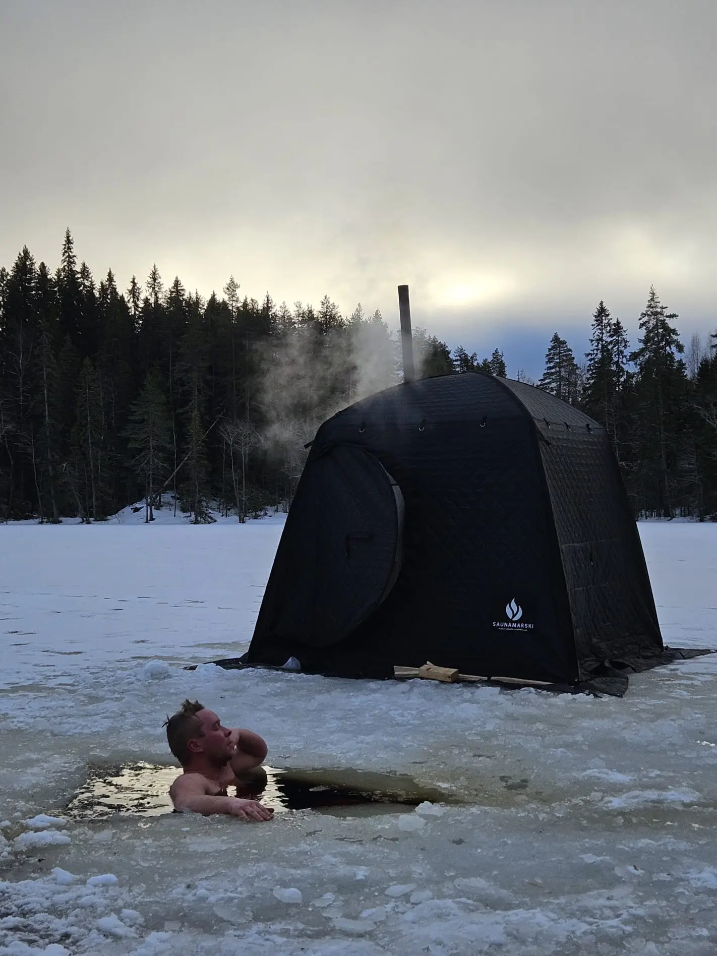 Avantouinti telttasaunan jälkeen
