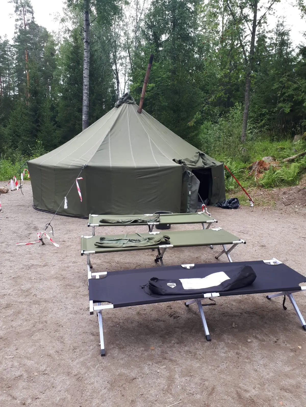 Puolijoukkueteltta ja telttasängyt