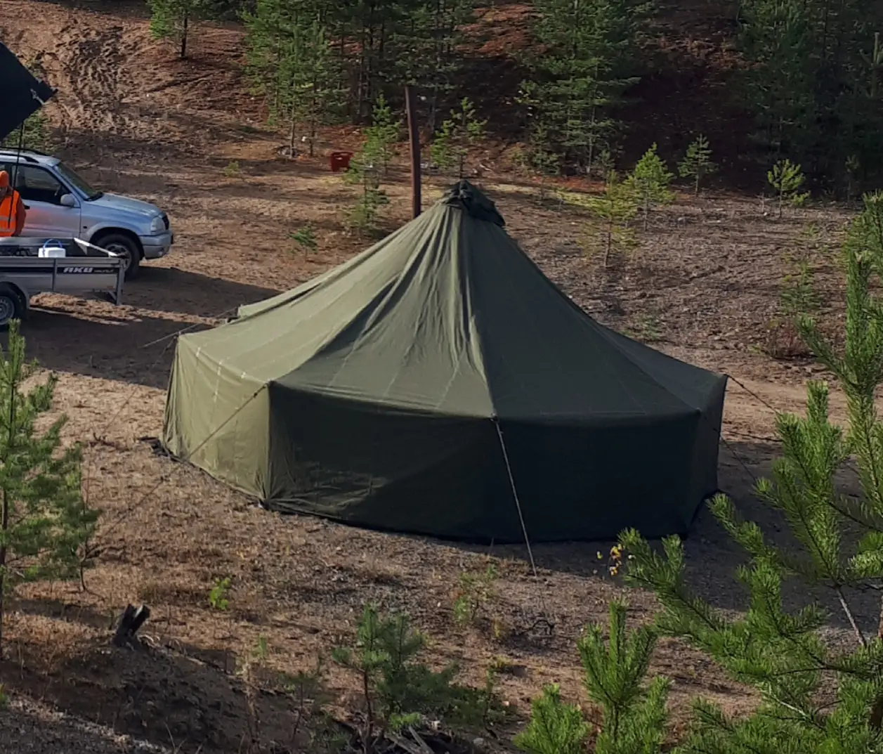 Puolijoukkueteltta leiripaikalla