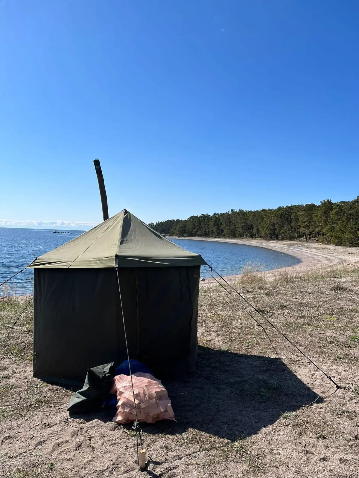 Puolijoukkueteltta merenrannalla