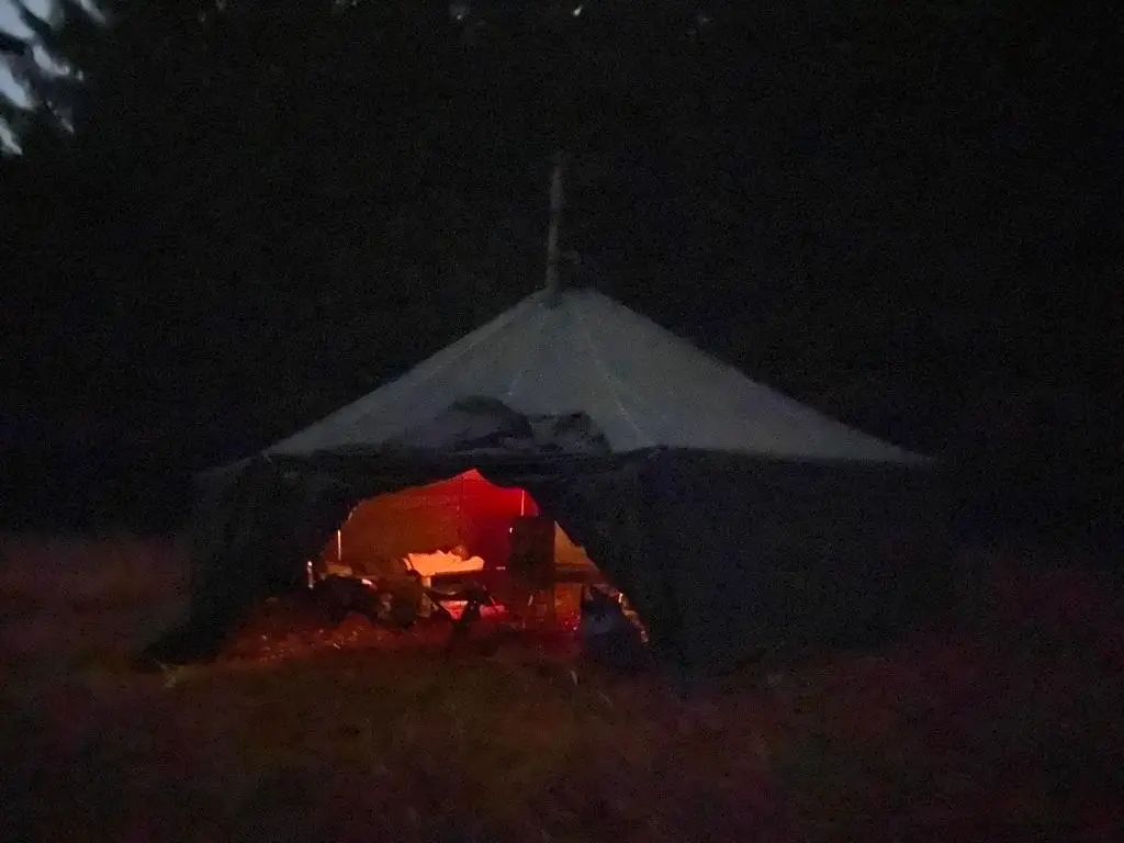 Leiri yöllä kamiinan loimussa