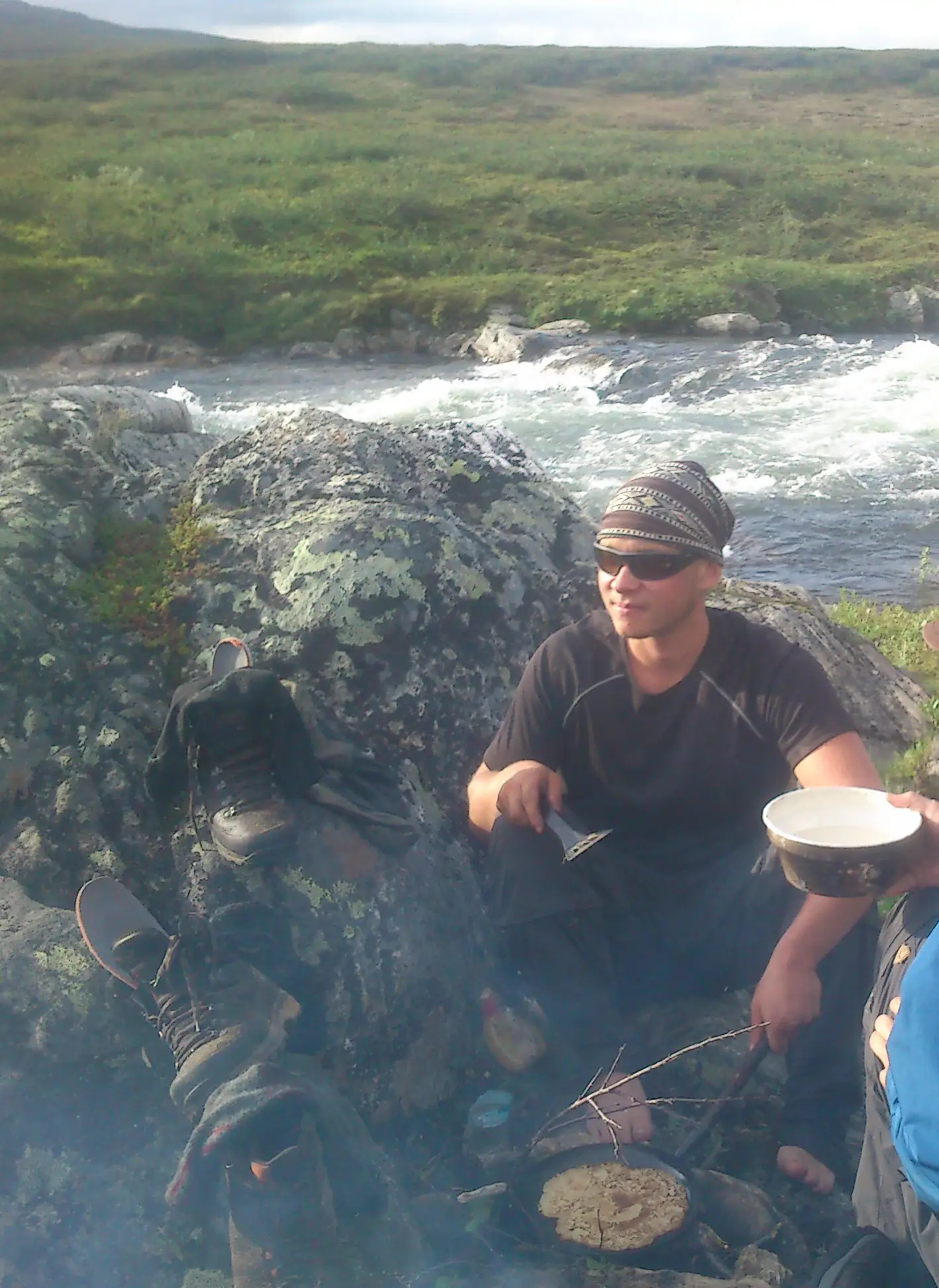 Tauko kosken rannalla