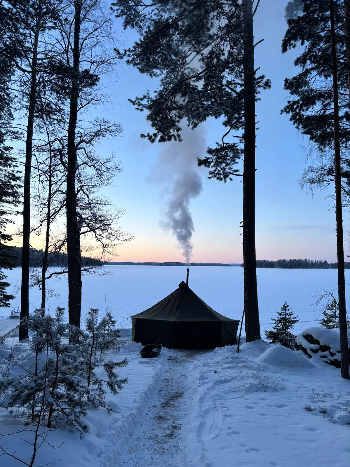 Puolijoukkueteltta talvijärven rannalla